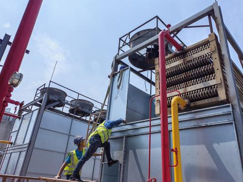 閉式冷卻塔內部填料的定期清洗和更換(新型密閉式<font color='red'>冷卻塔填料</font>更換)