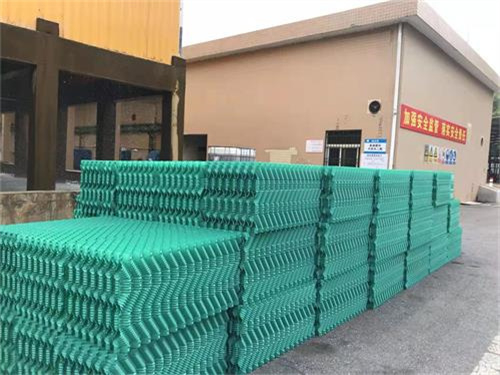 如何減小玻璃鋼冷卻塔的振動(dòng)聲?(玻璃鋼冷卻塔風(fēng)機(jī)振動(dòng))